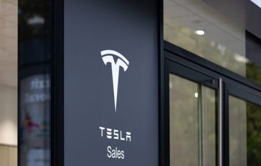 Logo Tesla su sfondo urbano