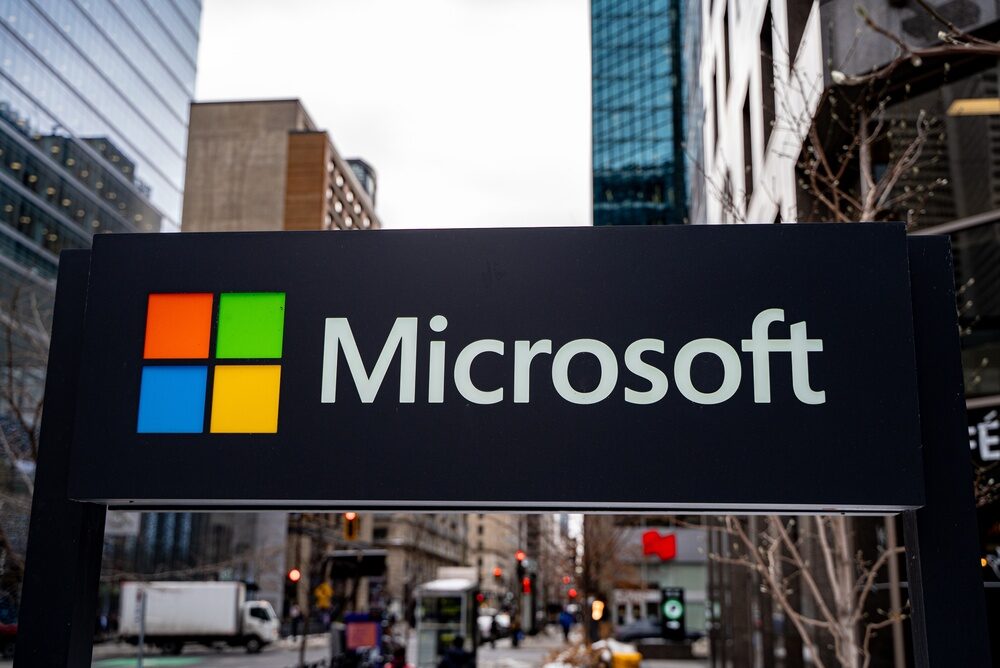 Logo Microsoft su sfondo Windows 11