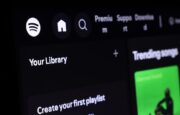 Logo di Spotify con podcast
