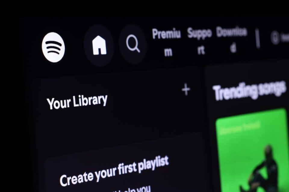 Logo di Spotify con podcast